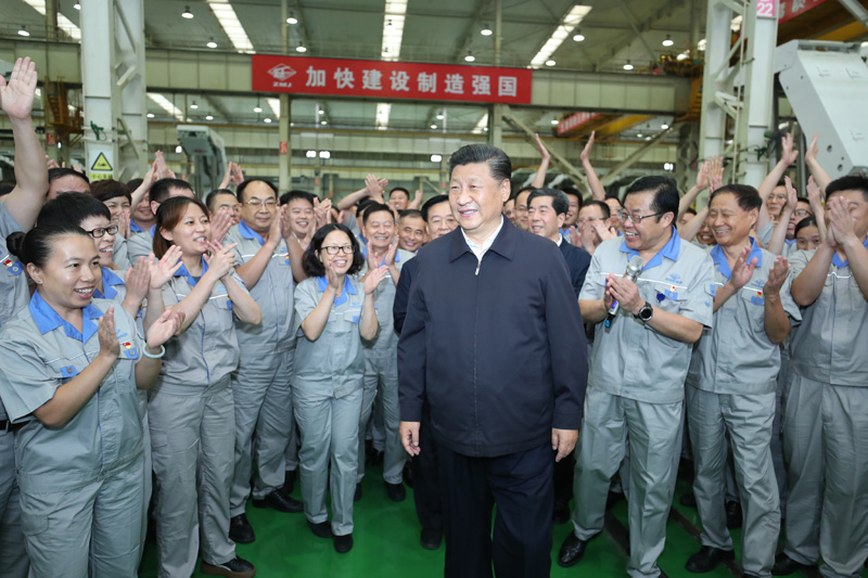 9月16日至18日，中共中央總書記、國家主席、中央軍委主席習近平在河南考察。這是17日下午，習近平在鄭州煤礦機械集團股份有限公司總裝車間同工人們親切交流，鼓勵他們加強自主創(chuàng)新，爭創(chuàng)發(fā)展戰(zhàn)略優(yōu)勢。新華社記者 鞠鵬 攝