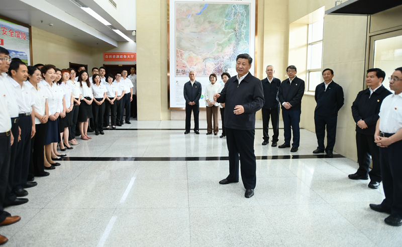 7月15日至16日，中共中央總書記、國家主席、中央軍委主席習(xí)近平在內(nèi)蒙古考察并指導(dǎo)開展“不忘初心、牢記使命”主題教育。這是16日上午，習(xí)近平到內(nèi)蒙古自治區(qū)自然資源廳，實(shí)地調(diào)研指導(dǎo)開展“不忘初心、牢記使命”主題教育。