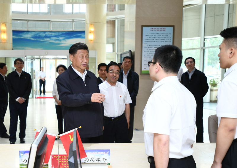 7月15日至16日，中共中央總書記、國家主席、中央軍委主席習(xí)近平在內(nèi)蒙古考察并指導(dǎo)開展“不忘初心、牢記使命”主題教育。這是16日上午，習(xí)近平在內(nèi)蒙古自治區(qū)自然資源廳自然資源政務(wù)大廳同工作人員交談，了解開展主題教育和落實(shí)便捷高效政務(wù)服務(wù)等情況。