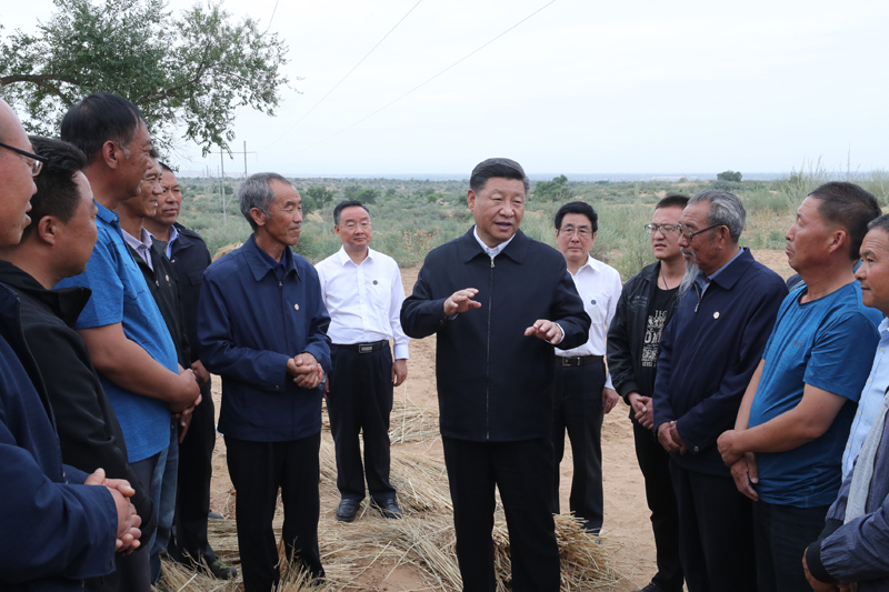 8月19日至22日，中共中央總書記、國家主席、中央軍委主席習(xí)近平在甘肅考察。這是21日上午，習(xí)近平在武威市古浪縣八步沙林場同“六老漢”代表及林場職工親切交談。